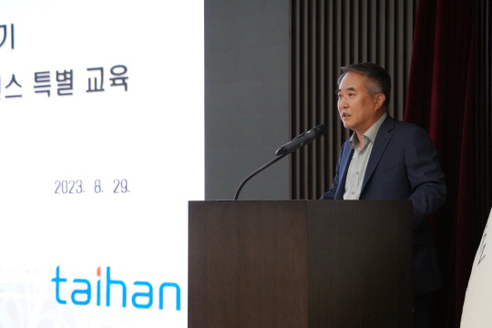 송종민 대한전선 부회장이 지난 29일 진행한 임직원 대상 컴플라이언스 특별 교육에서 컴플라이언스 선언문을 발표하고 있다. 대한전선 제공